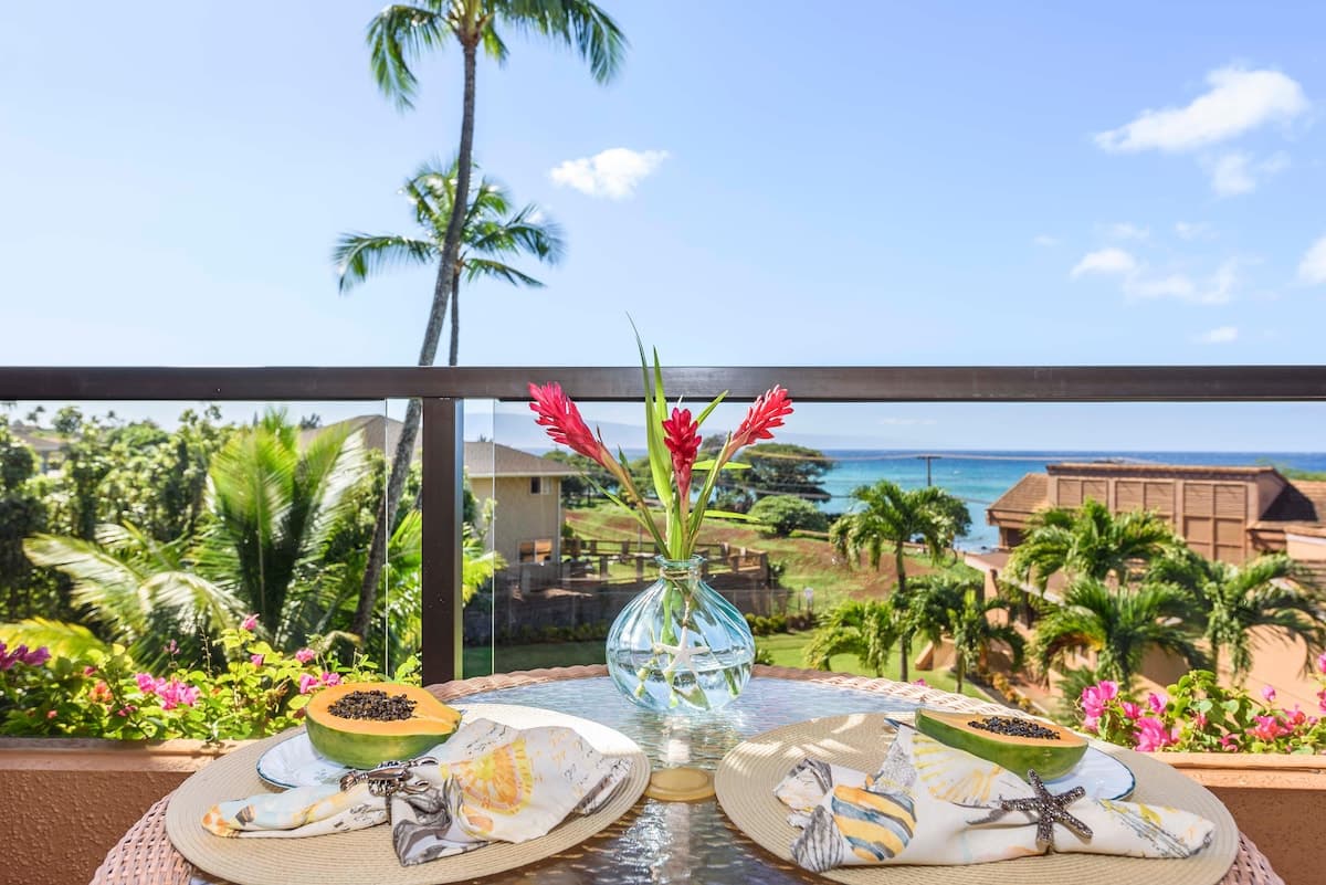 Condo in Lahaina · ★4.82 · 1 bedroom · 2 beds · 1 bath - Photo 2
