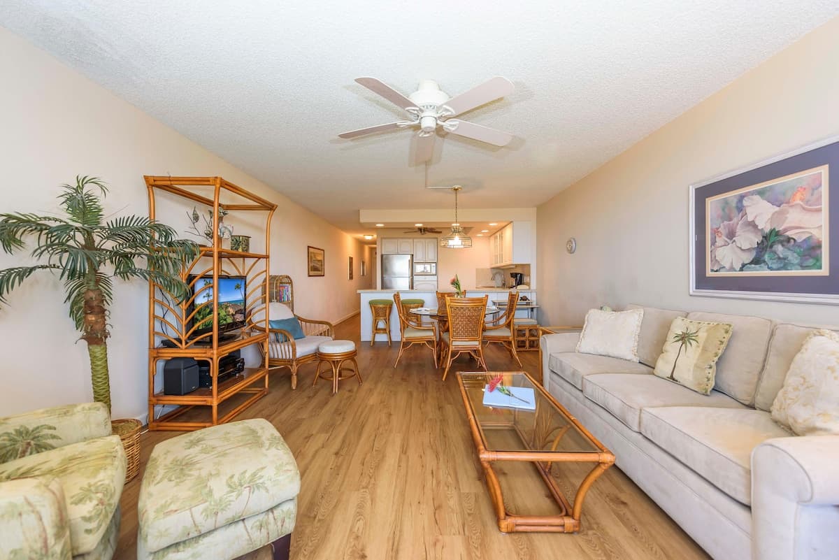 Condo in Lahaina · ★4.82 · 1 bedroom · 2 beds · 1 bath - Photo 3
