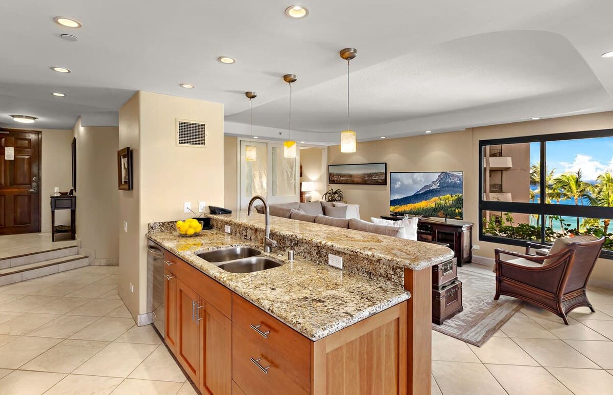 Condo in Lahaina · ★5.0 · 2 bedrooms · 3 beds · 2 baths - Photo 2
