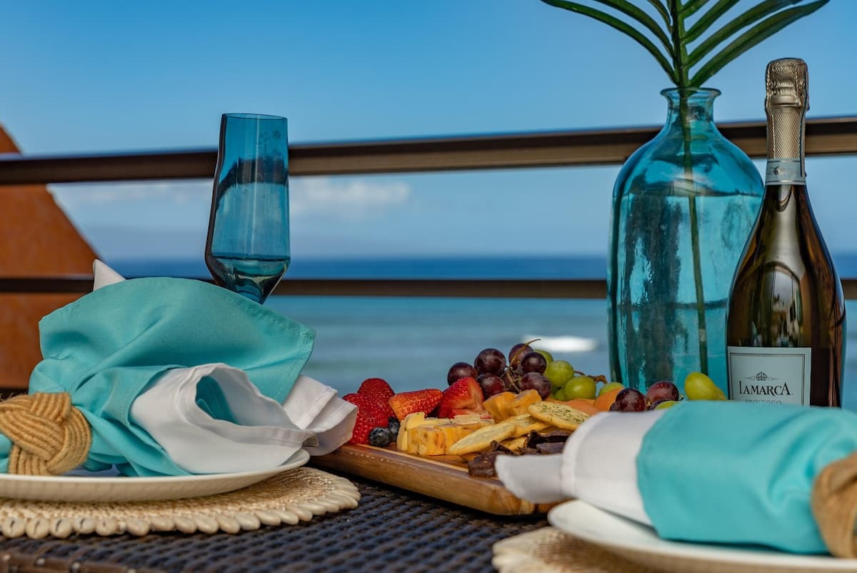 Condo in Lahaina · ★4.75 · 1 bedroom · 2 beds · 1 bath - Photo 2