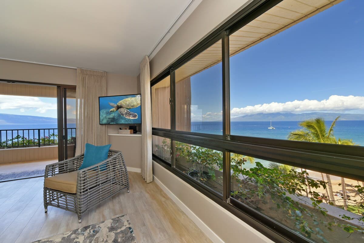 Condo in Lahaina · ★5.0 · 2 bedrooms · 4 beds · 2 baths - Photo 4