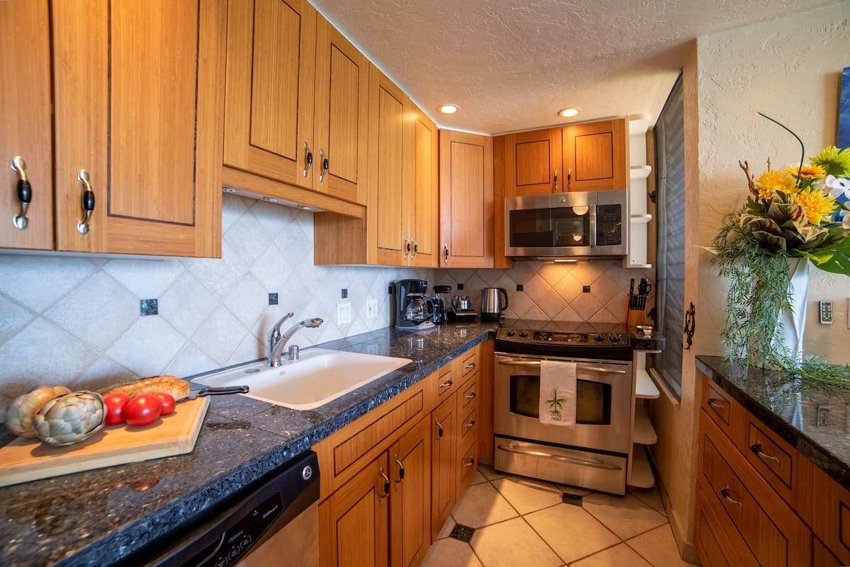 Condo in Lahaina · ★4.8 · 1 bedroom · 1 bed · 1 bath - Photo 5
