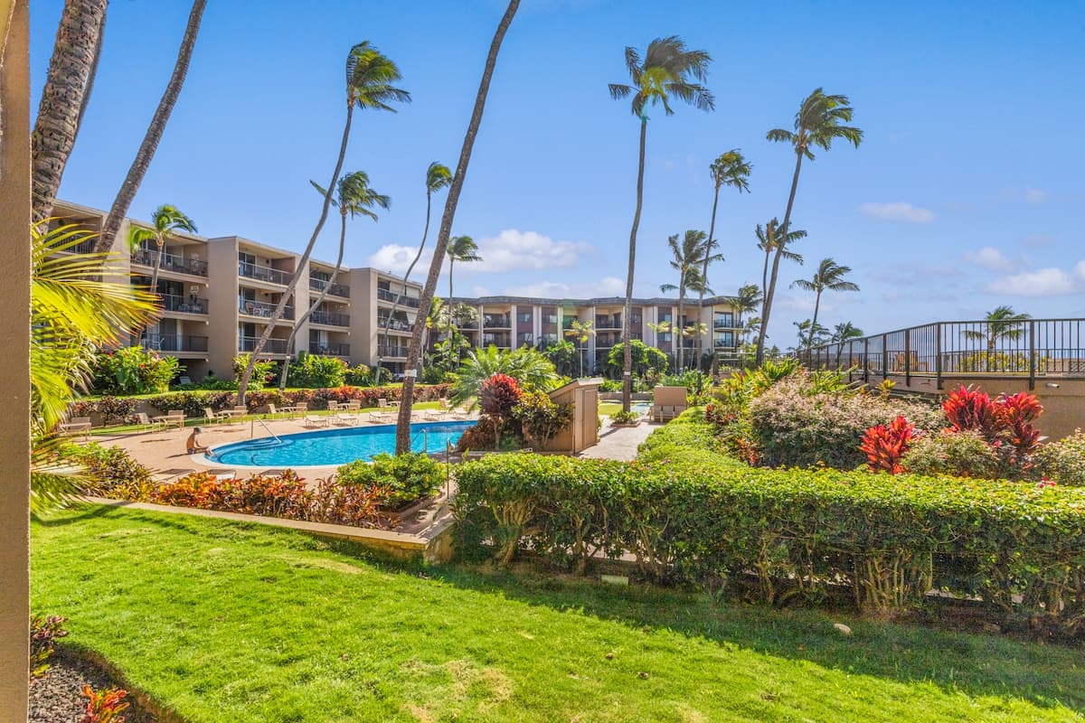 Condo in Lahaina · ★4.55 · 1 bedroom · 2 beds · 1 bath - Photo 2