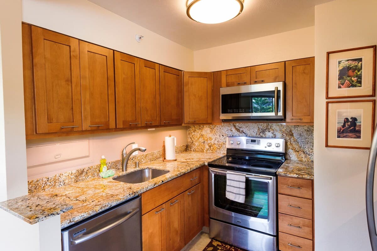 Condo in Lahaina · ★4.65 · 2 bedrooms · 4 beds · 2 baths - Photo 3