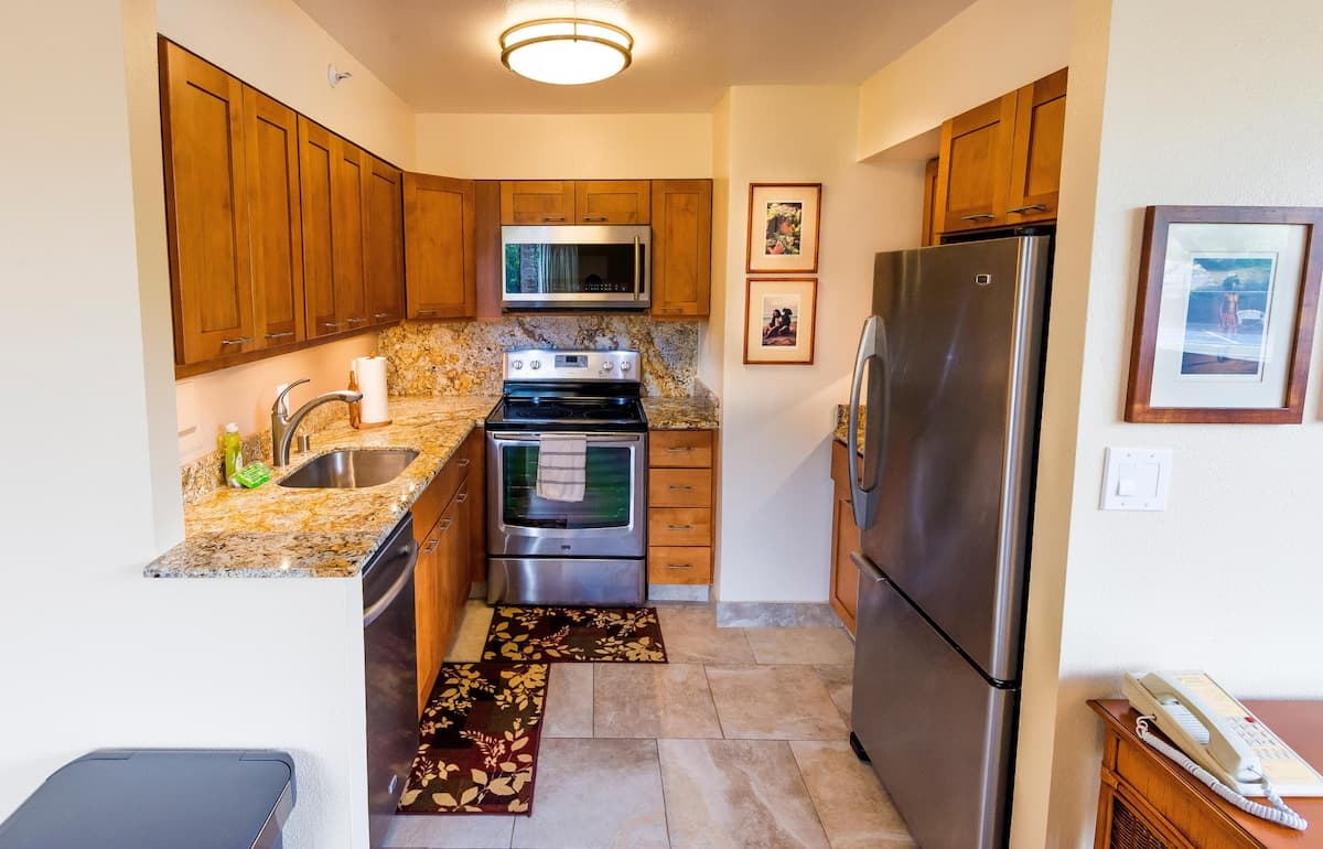 Condo in Lahaina · ★4.65 · 2 bedrooms · 4 beds · 2 baths - Photo 4