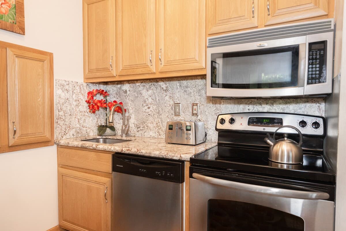 Condo in Lahaina · ★4.76 · 2 bedrooms · 2 beds · 2 private baths - Photo 3