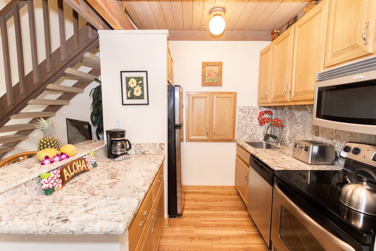 Condo in Lahaina · ★4.76 · 2 bedrooms · 2 beds · 2 private baths - Photo 4