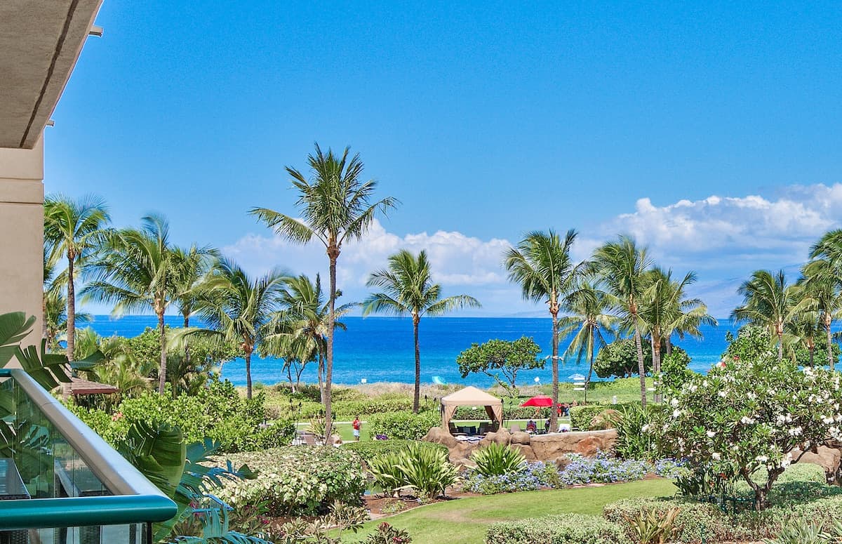 Condo in Lahaina · ★5.0 · 4 bedrooms · 5 beds · 4 baths - Photo 2