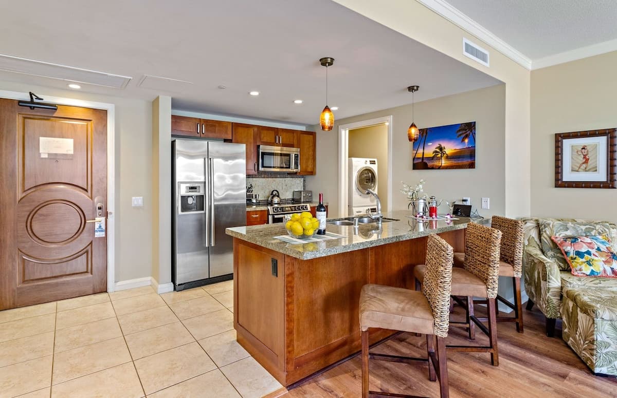 Condo in Lahaina · ★4.4 · 3 bedrooms · 7 beds · 3 shared baths - Photo 4