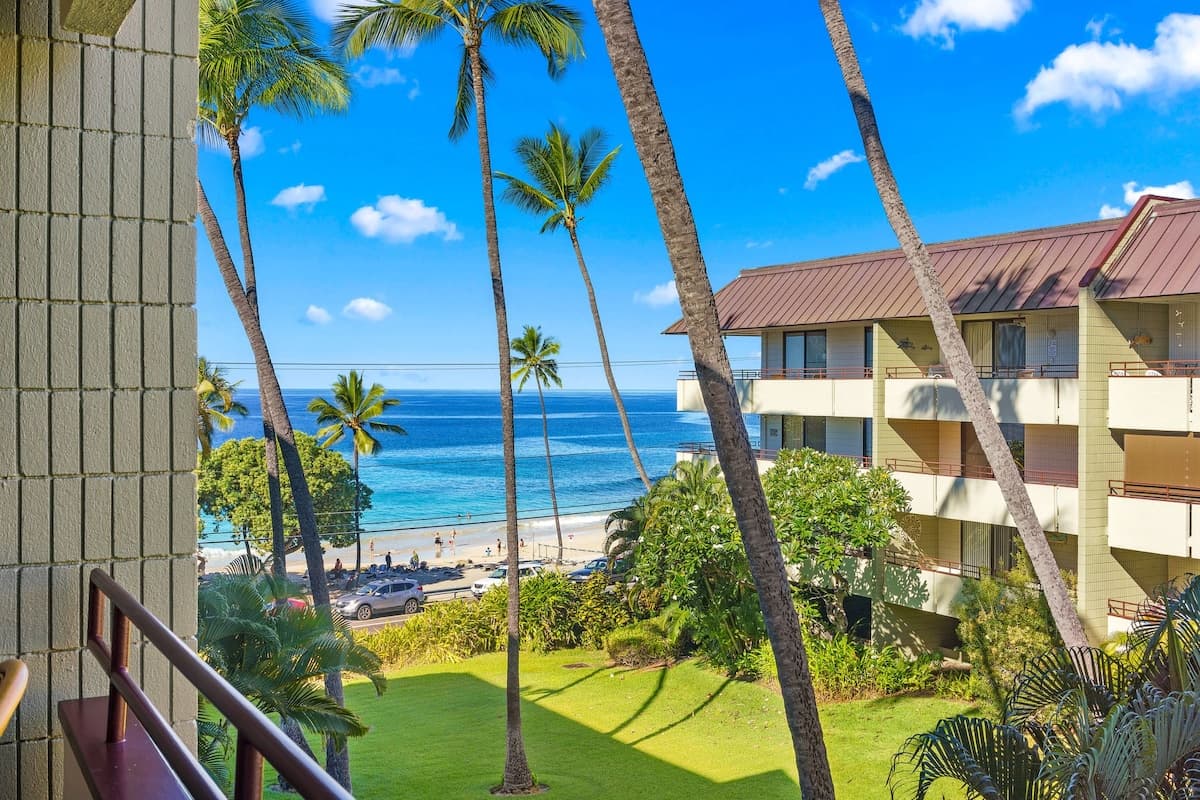 Condo in Kailua-Kona · ★4.79 · 2 bedrooms · 3 beds · 2 baths - Photo 2