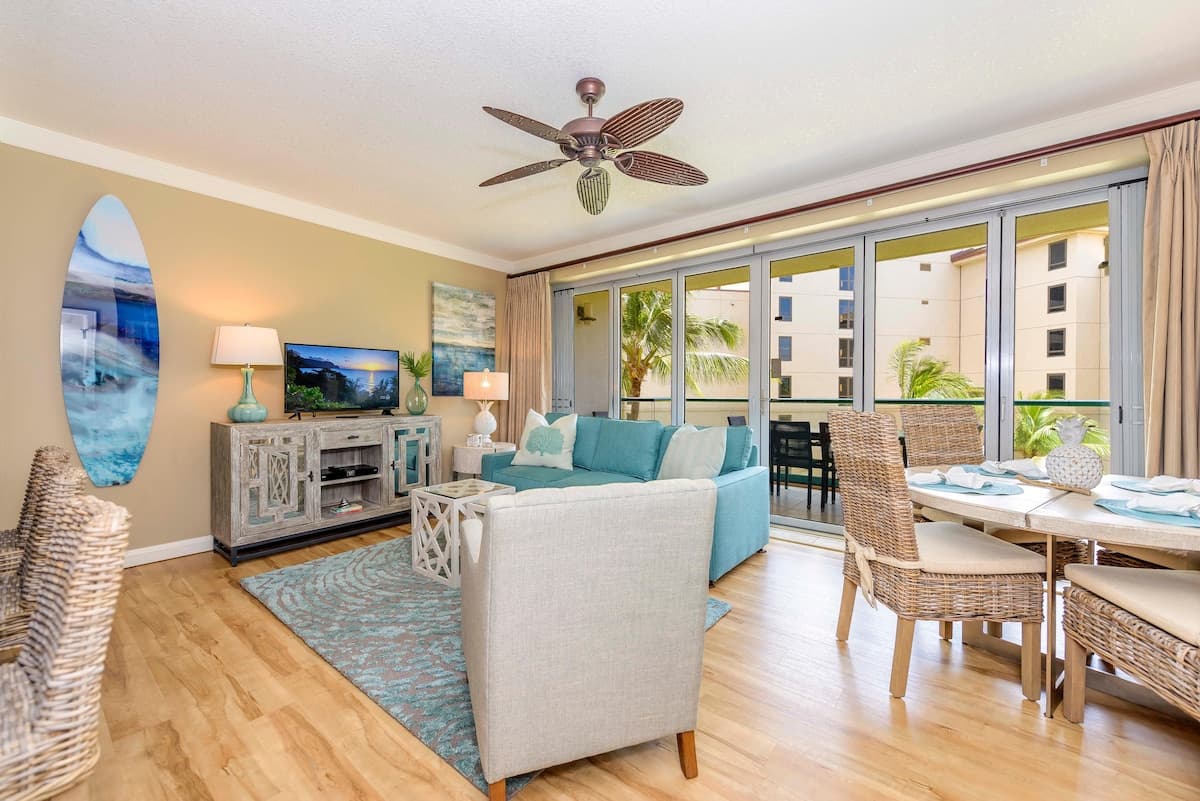 Condo in Lahaina · ★4.82 · 1 bedroom · 2 beds · 1 bath - Photo 2