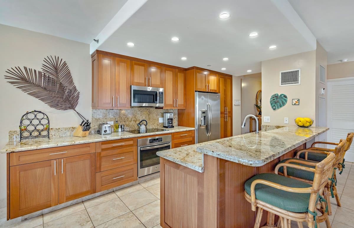 Condo in Lahaina · ★4.89 · 2 bedrooms · 4 beds · 2 shared baths - Photo 3
