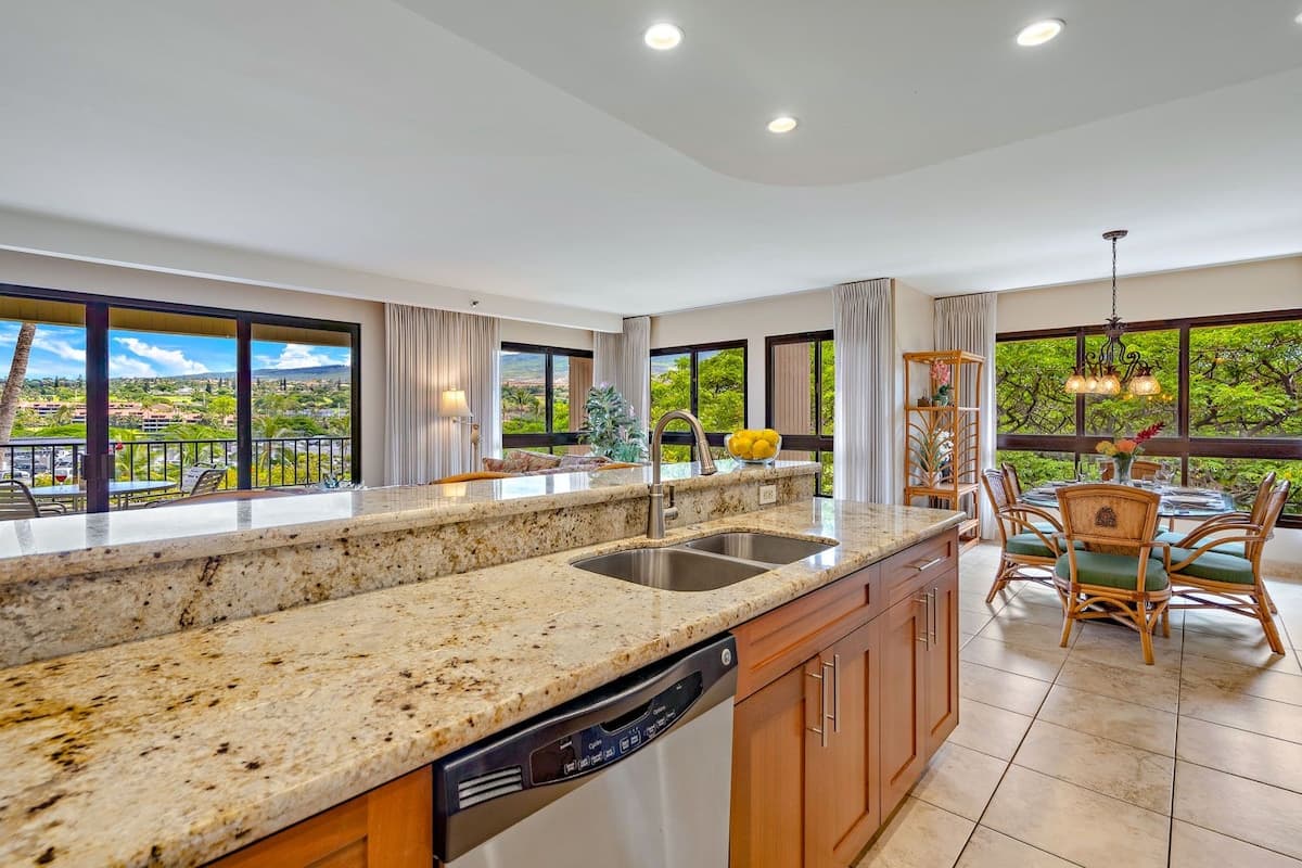 Condo in Lahaina · ★4.89 · 2 bedrooms · 4 beds · 2 shared baths - Photo 4