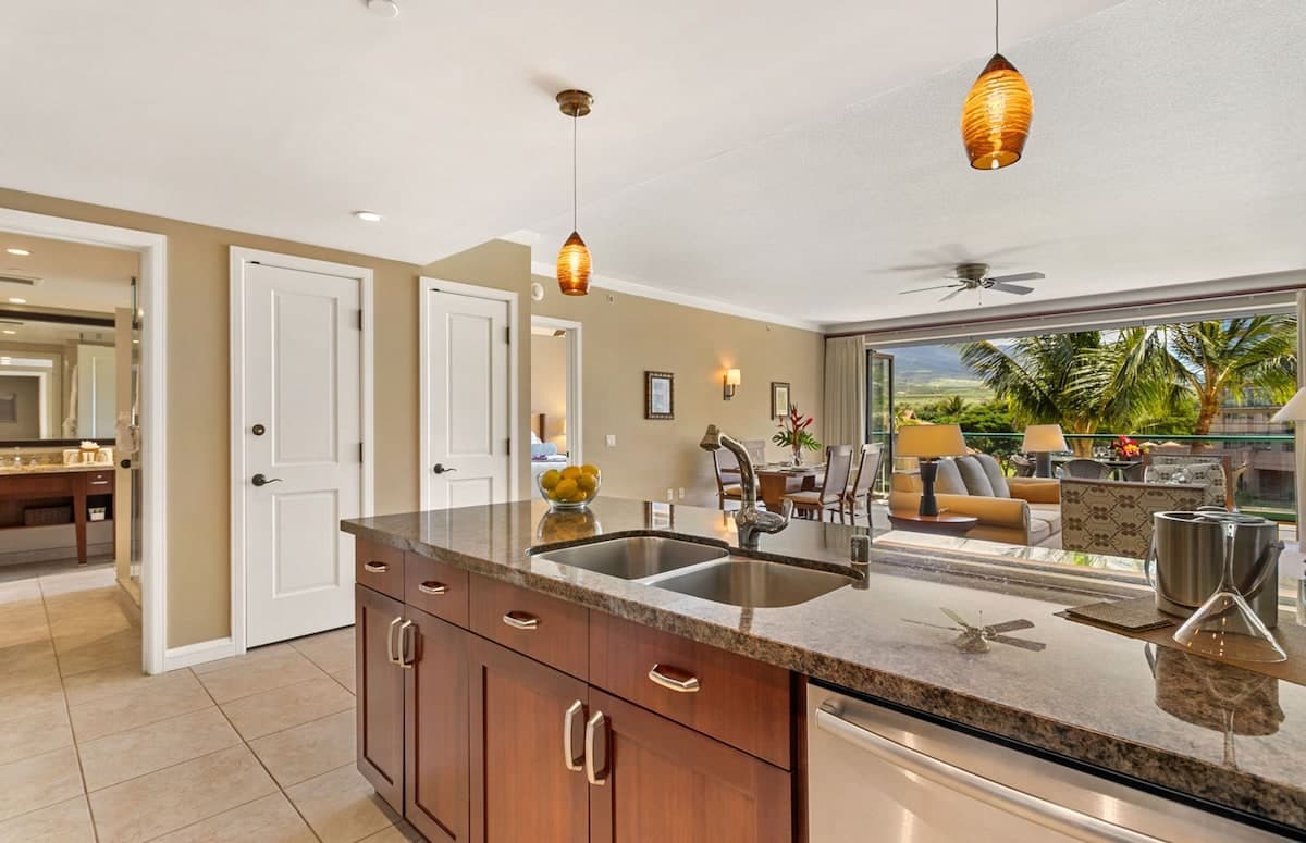 Condo in Lahaina · ★4.9 · 2 bedrooms · 4 beds · 2 shared baths - Photo 4
