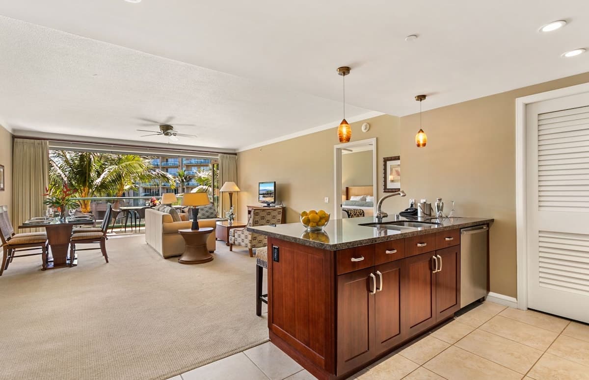 Condo in Lahaina · ★4.9 · 2 bedrooms · 4 beds · 2 shared baths - Photo 3