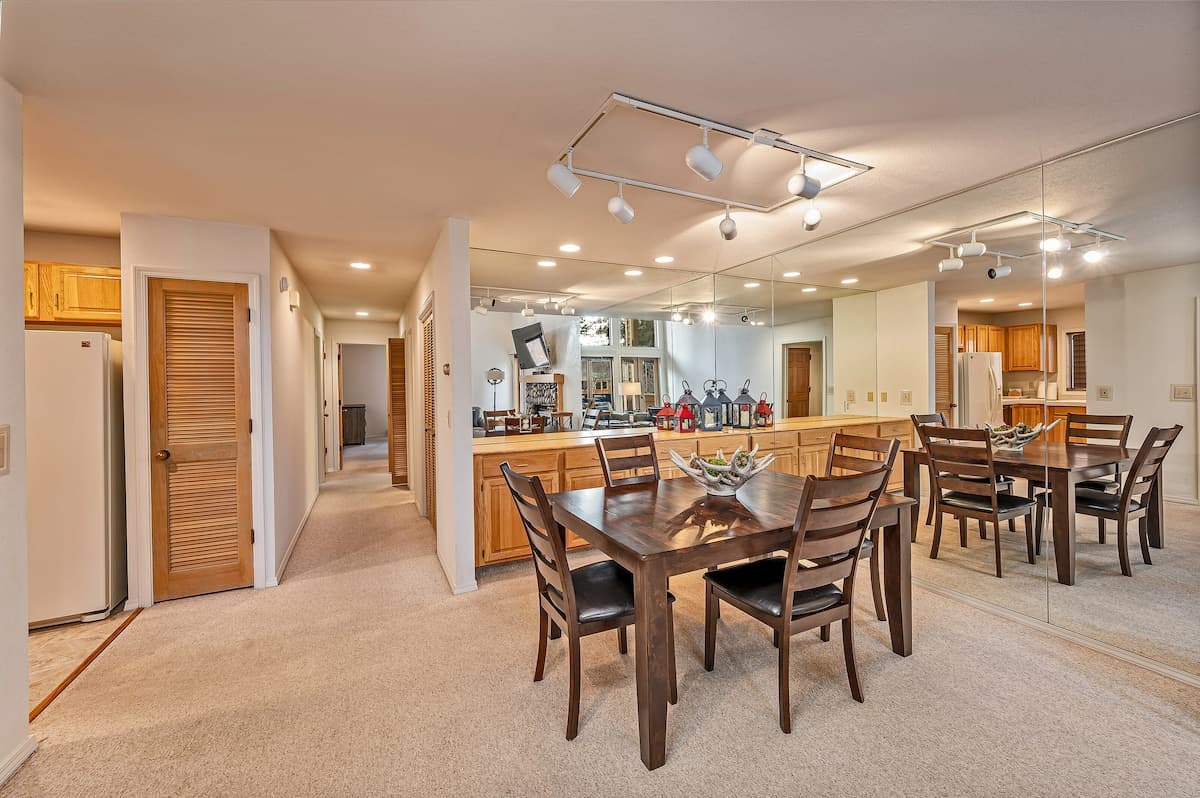 Condo in Incline Village · ★4.67 · 2 bedrooms · 2 beds · 2 private baths - Photo 4
