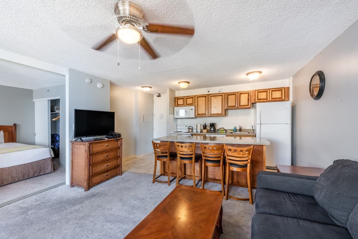 Condo in Honolulu · ★4.0 · 1 bedroom · 4 beds · 1 private bath - Photo 2