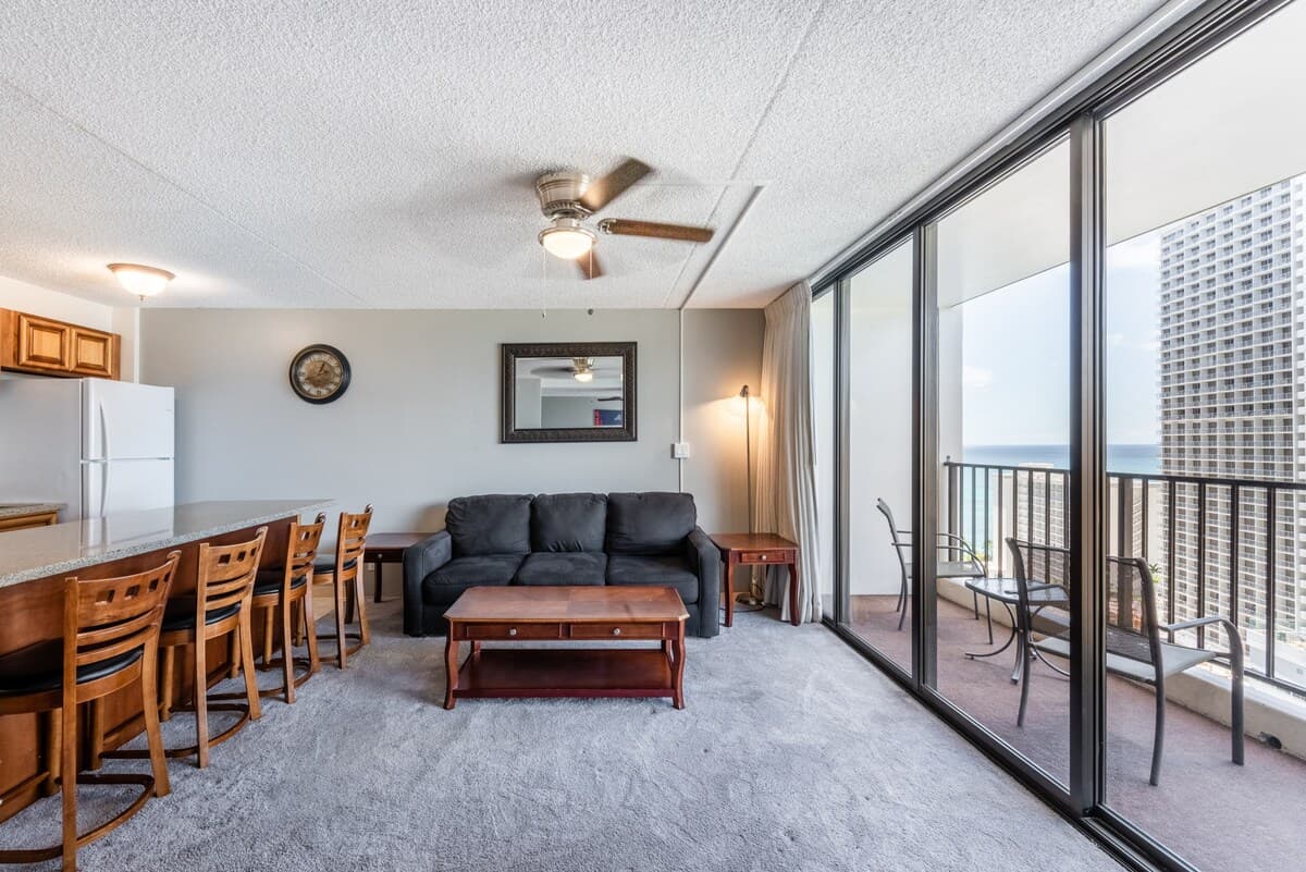 Condo in Honolulu · ★4.0 · 1 bedroom · 4 beds · 1 private bath - Photo 3