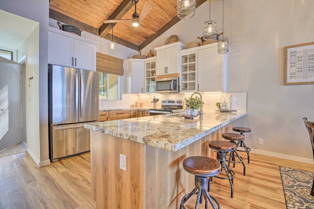 Condo in Kailua-Kona · ★4.8 · 2 bedrooms · 4 beds · 2 baths - Photo 4