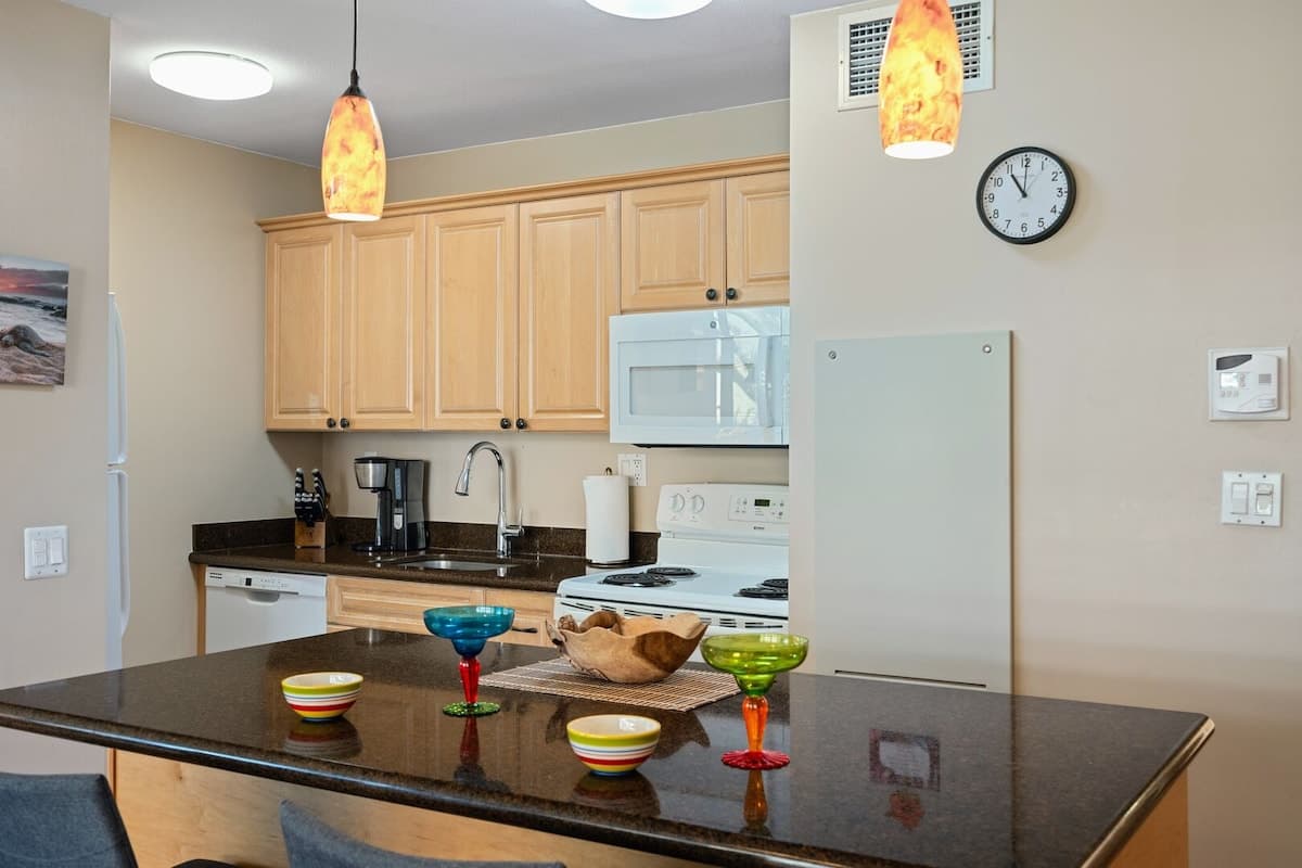 Condo in Kihei · ★4.86 · 1 bedroom · 2 beds · 1 bath - Photo 5