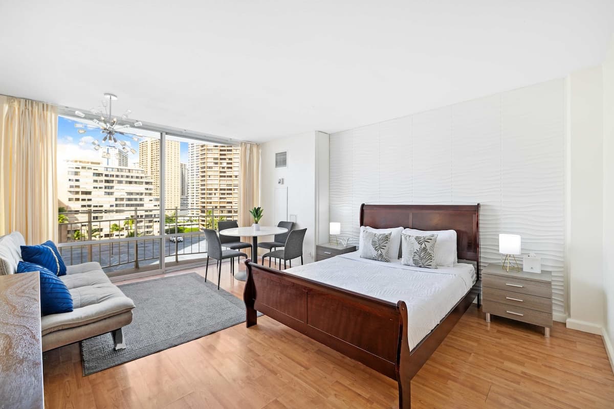 Waikiki Escape – Perfect Location, Near the Beach! - Photo 1