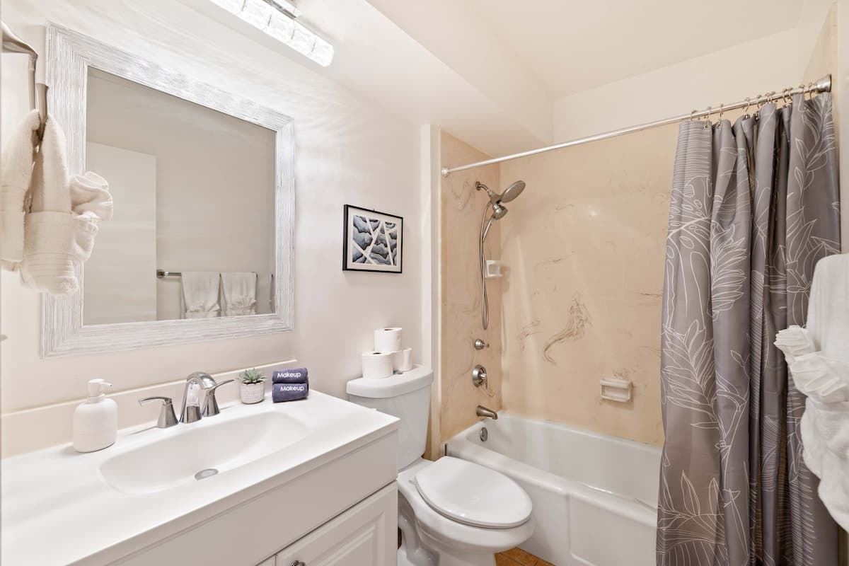 Waikiki Escape – Perfect Location, Near the Beach! - Photo 3