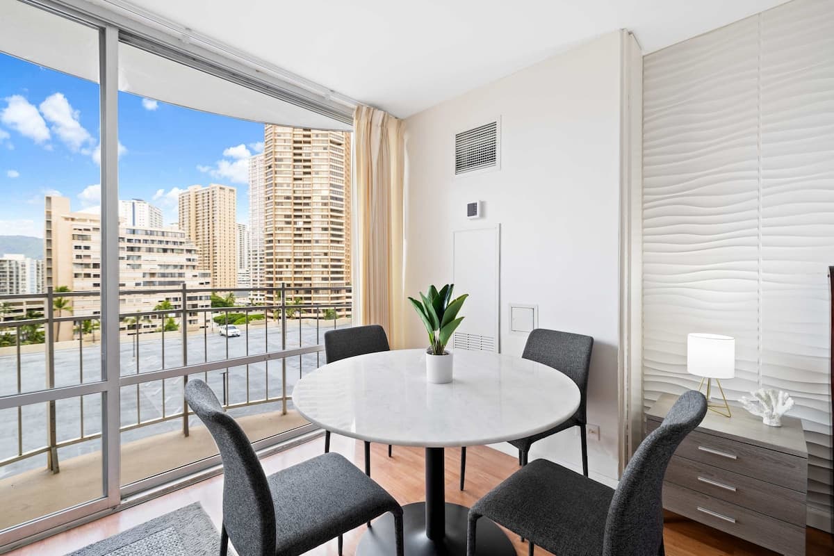 Waikiki Escape – Perfect Location, Near the Beach! - Photo 2