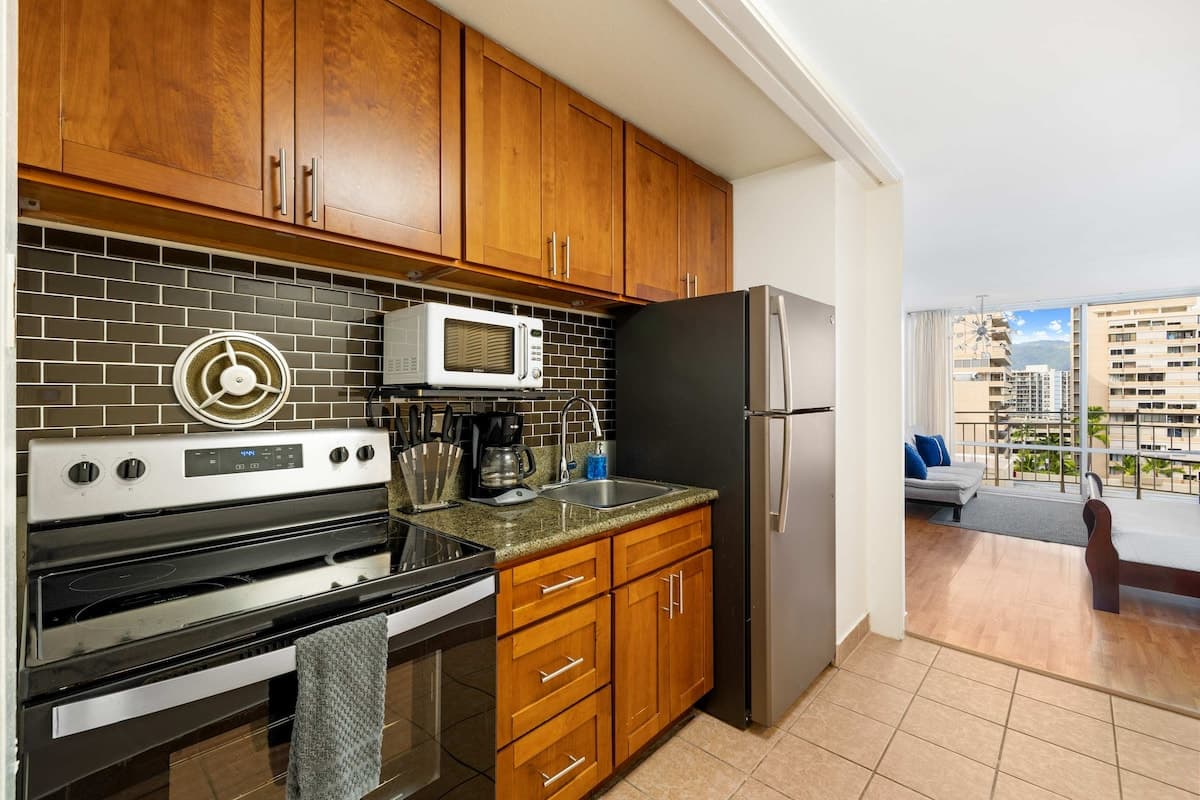 Waikiki Escape – Perfect Location, Near the Beach! - Photo 4