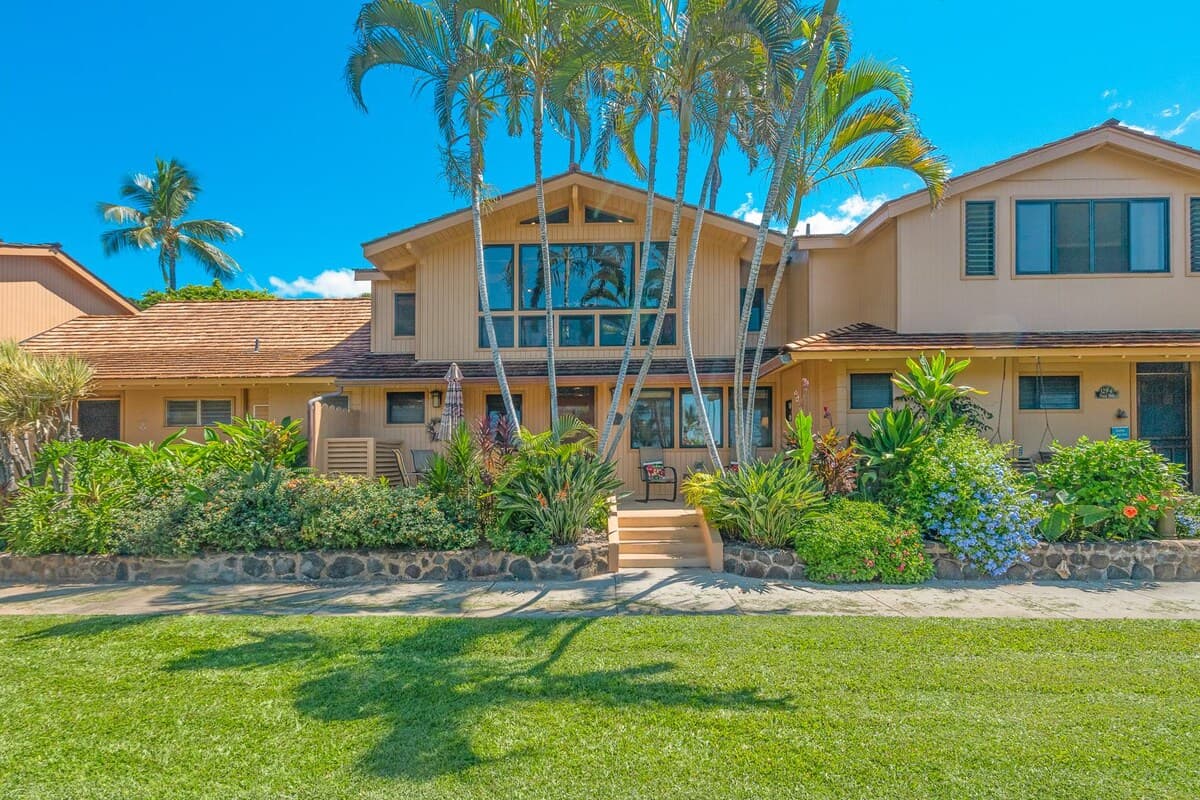 Condo in Lahaina · ★5.0 · 2 bedrooms · 3 beds · 3 private baths - Photo 2