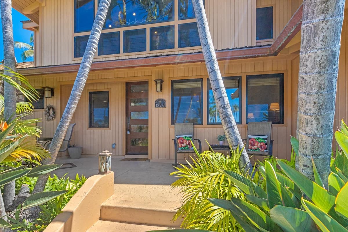 Condo in Lahaina · ★5.0 · 2 bedrooms · 3 beds · 3 private baths - Photo 3