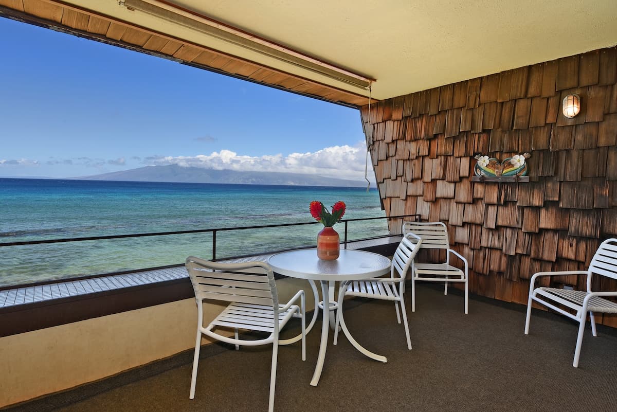 Condo in Lahaina · ★4.86 · 2 bedrooms · 3 beds · 2 baths - Photo 2