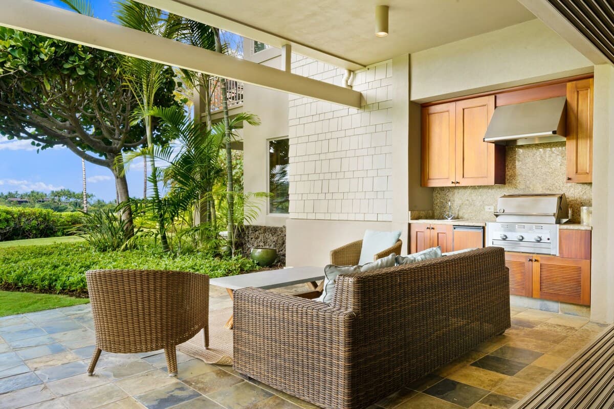 Condo in Kailua-Kona · ★4.83 · 3 bedrooms · 4 beds · 3.5 baths - Photo 2