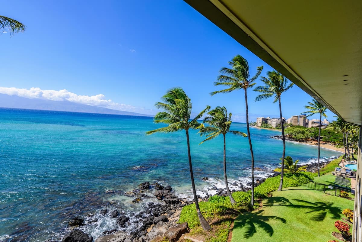 Condo in Lahaina · ★4.96 · 3 bedrooms · 3 beds · 2.5 baths - Photo 4