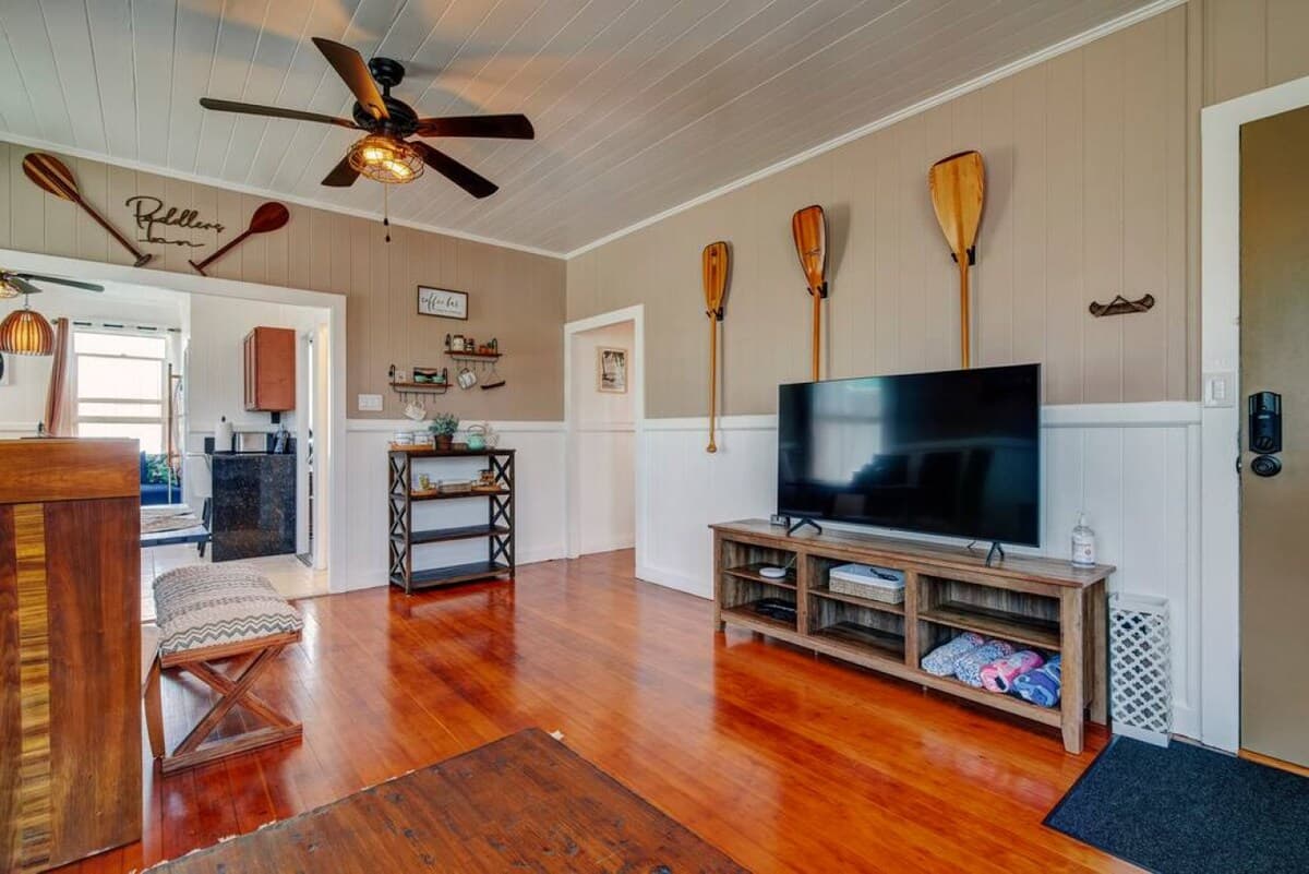 Home in Hilo · ★4.95 · 3 bedrooms · 3 beds · 1 private bath - Photo 4