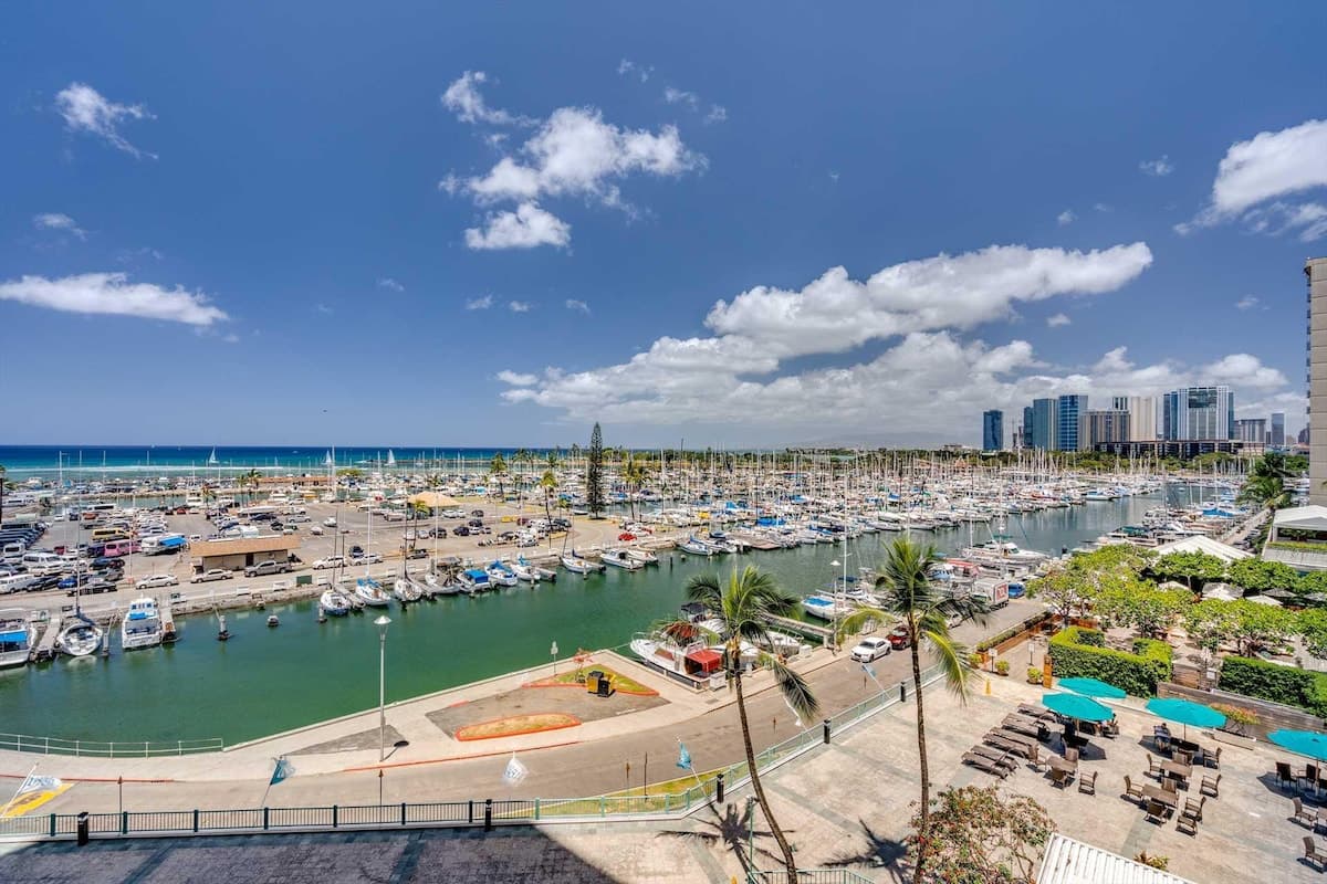 Condo in Honolulu · ★4.55 · 2 bedrooms · 4 beds · 2 private baths - Photo 4