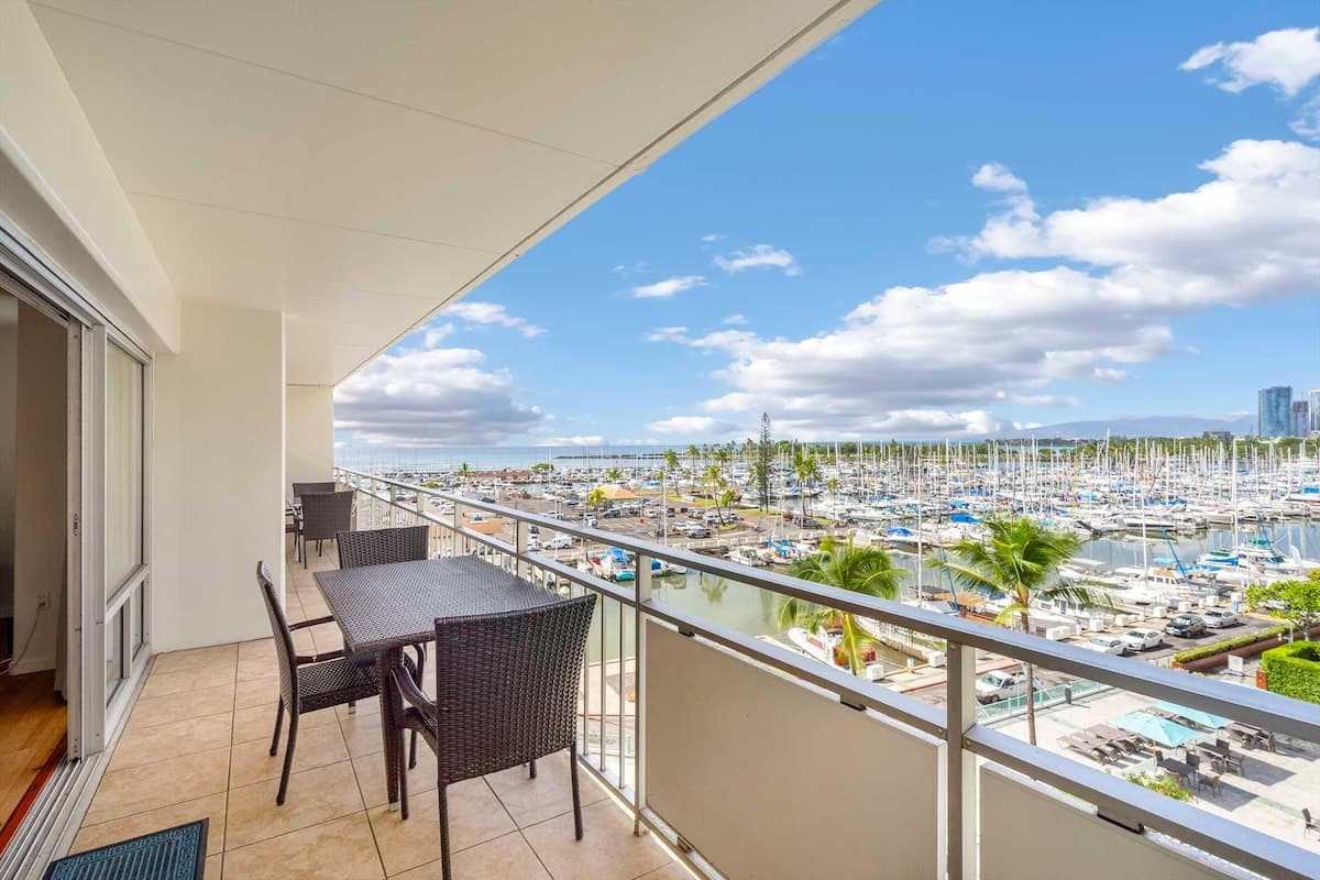 Condo in Honolulu · ★4.55 · 2 bedrooms · 4 beds · 2 private baths - Photo 1
