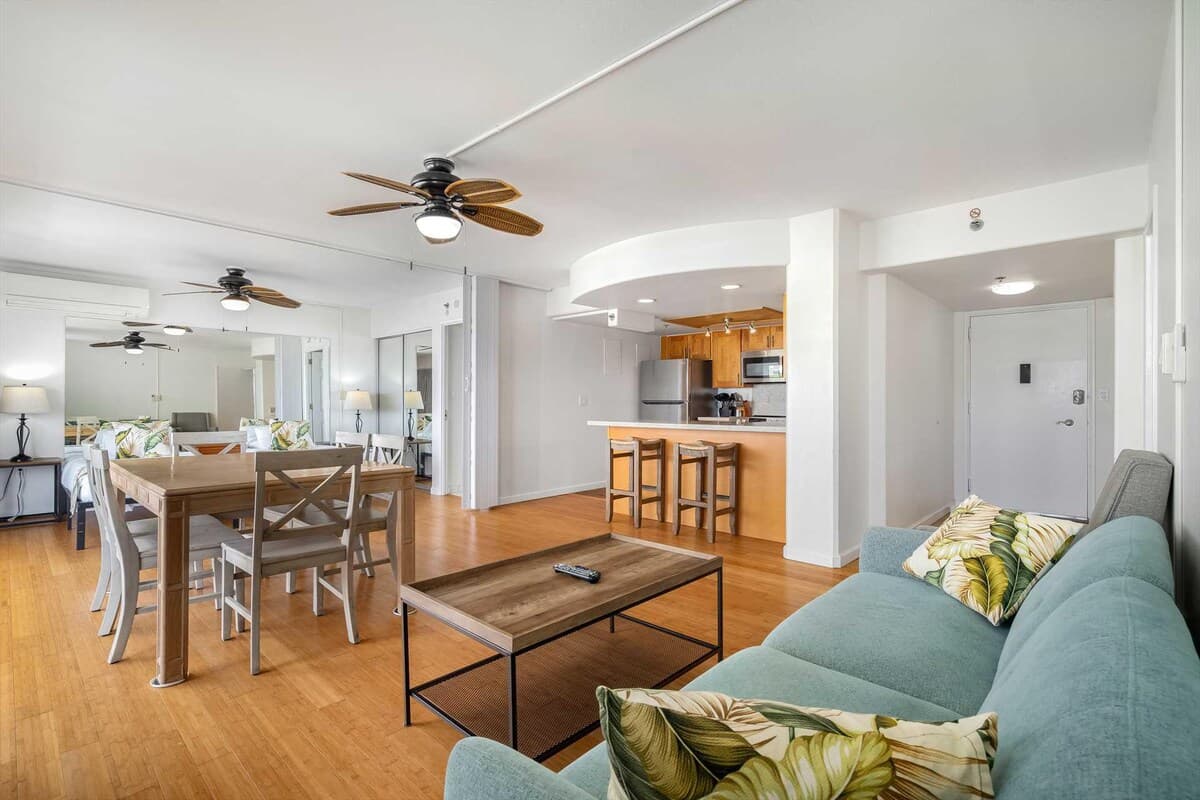 Condo in Honolulu · ★4.55 · 2 bedrooms · 4 beds · 2 private baths - Photo 5
