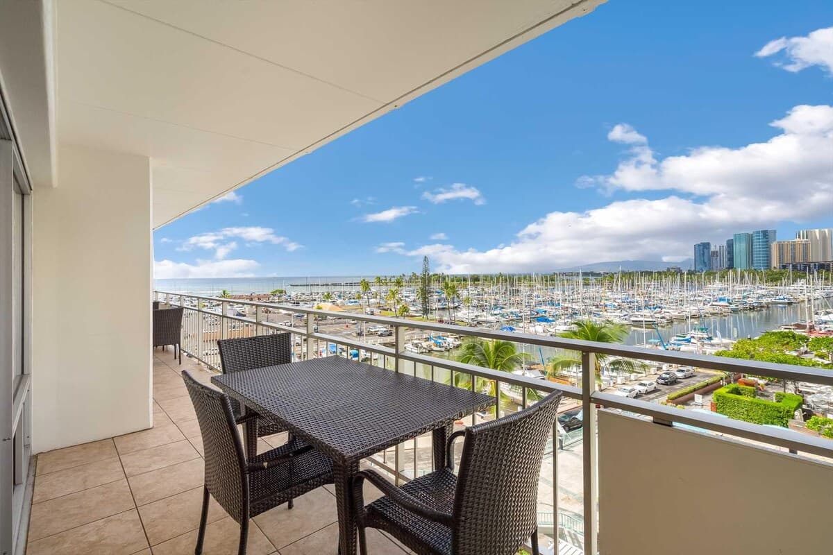 Condo in Honolulu · ★4.55 · 2 bedrooms · 4 beds · 2 private baths - Photo 2