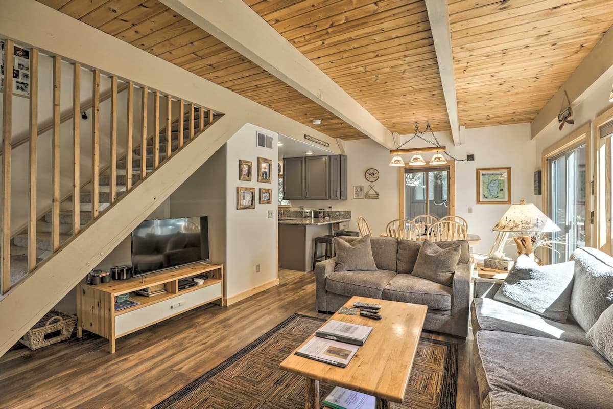 Cabin in Incline Village · ★4.9 · 3 bedrooms · 4 beds · 2 private baths - Photo 2