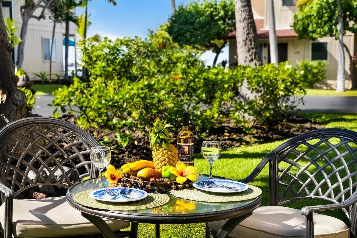 Condo in Kailua-Kona · ★4.9 · 2 bedrooms · 2 beds · 2 baths - Photo 3