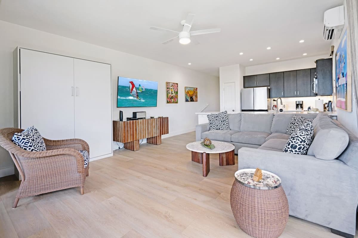 Condo in Lahaina · ★4.75 · 2 bedrooms · 4 beds · 2 baths - Photo 3