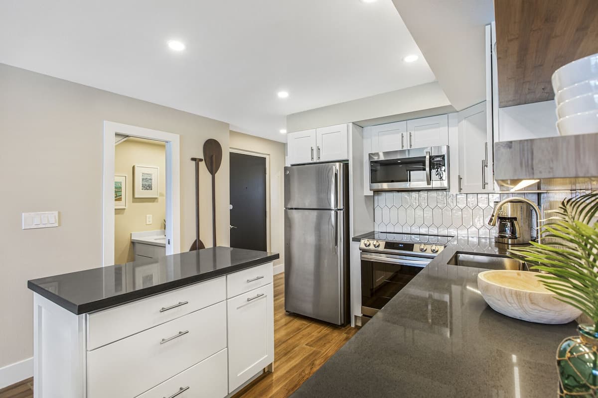 Condo in Lahaina · ★4.93 · 3 bedrooms · 4 beds · 2.5 baths - Photo 4