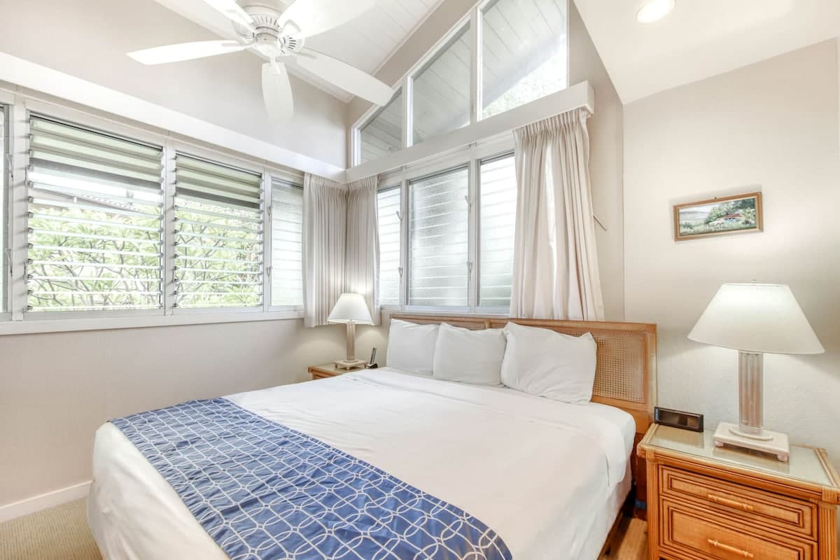Condo in Lahaina · ★4.82 · 2 bedrooms · 4 beds · 2 shared baths - Photo 5