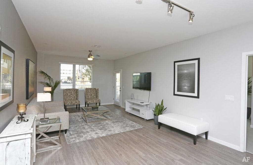Modern 1-Bedroom Apt with Luxury Amenities - Photo 1