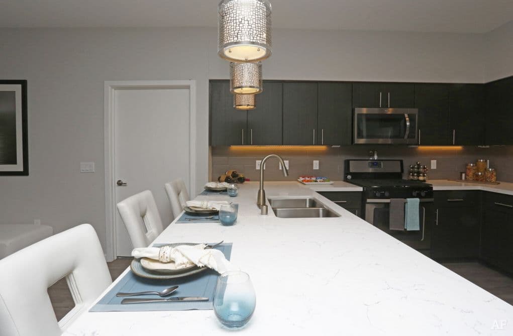 Modern 1-Bedroom Apt with Luxury Amenities - Photo 3
