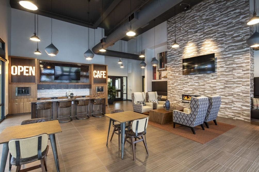 Modern 1-Bedroom Apt with Luxury Amenities - Photo 2