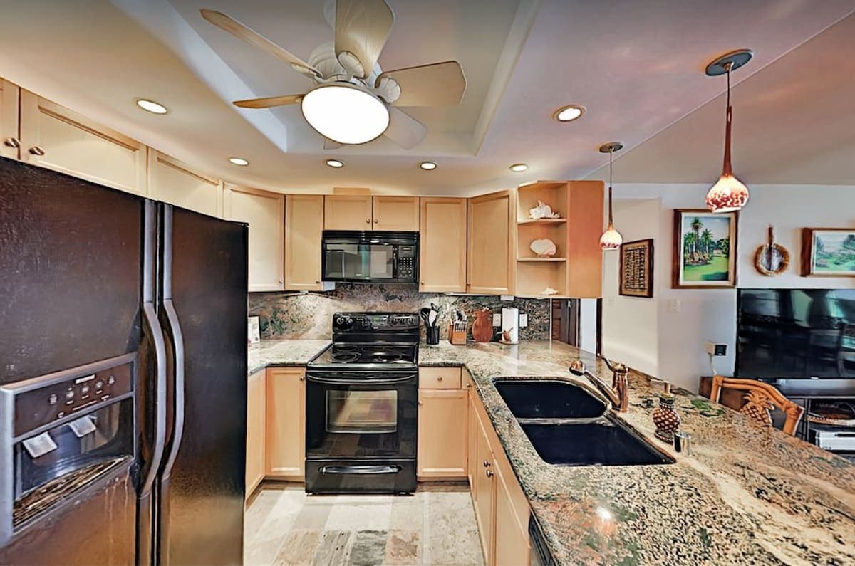 Condo in Lahaina · ★4.93 · 2 bedrooms · 3 beds · 2 baths - Photo 5