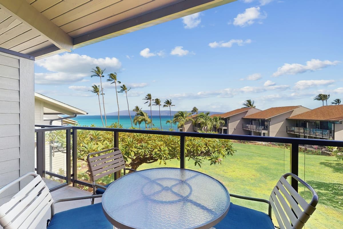 Condo in Lahaina · ★4.7 · 2 bedrooms · 4 beds · 2 shared baths - Photo 3