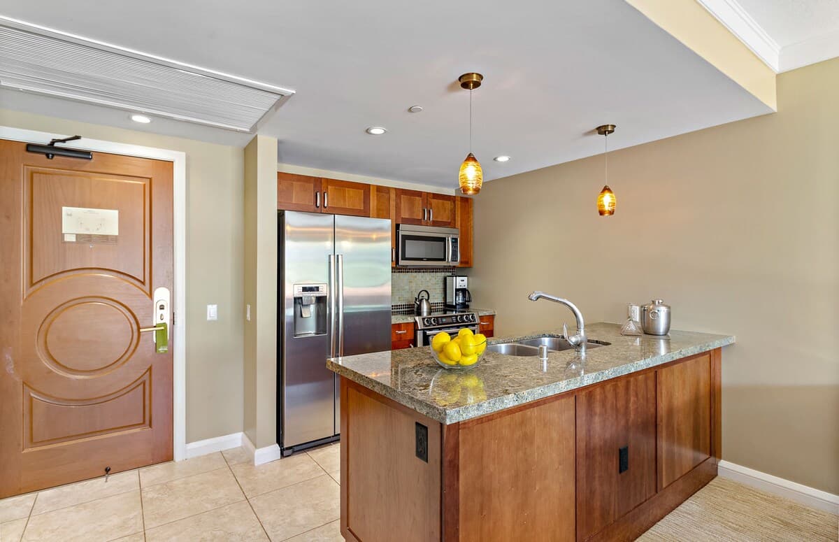 Condo in Lahaina · ★4.85 · 1 bedroom · 2 beds · 1 shared bath - Photo 5