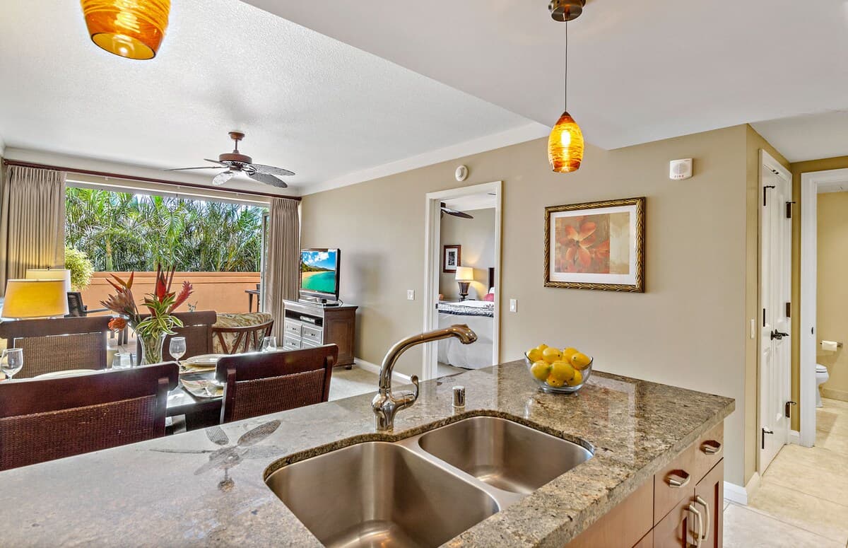 Condo in Lahaina · ★4.85 · 1 bedroom · 2 beds · 1 shared bath - Photo 4